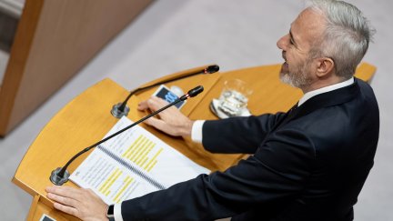 Discurso presidente de Aragón en la tribuna del Parlamento./ Fabián Simón