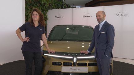 Susana Remacha, directora de Stellantis en Figueruelas, y Luca Napolitano, CEO de Lancia, con el nuevo modelo de Lancia Ypsilon. / Aragón TV