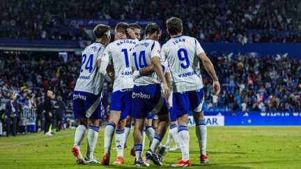 Los jugadores del Real Zaragoza celebran un gol en La Romareda.