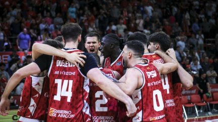 Los jugadores del Casademont Zaragoza celebran el último triunfo ante Joventut.