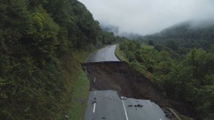 Socavón en la RN-134 en el acceso francés al túnel de Somport. / Aragón TV
