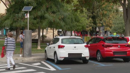 Coches aparcados en la zona naranja, en Zaragoza. / Aragón TV