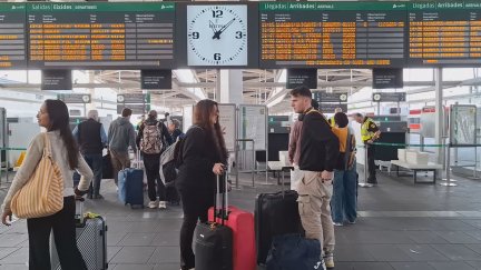 Pasajeros esperando la salida del tren en la estación. / Agencia EFE