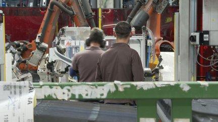 Trabajadores en una empresa aragonesa./ Aragón TV