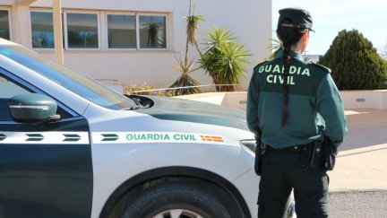 Agente de la Guardia Civil junto a un vehículo. / Guardia Civil