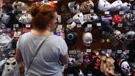 Una mujer observa caretas de Halloween en una tienda. / Europa Press