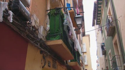 El inmueble, ubicado en el número 39, consta de un bajo y cuatro plantas con ocho viviendas en total. / Aragón TV