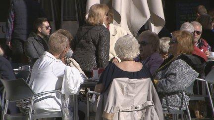 Un grupo de mujeres en una terraza de Zaragoza. / Aragón TV