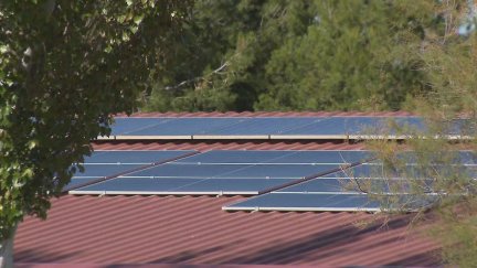 Placas solares en el techo de una nave. / Aragón TV