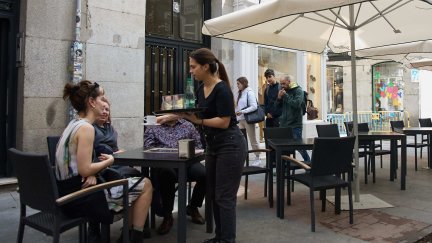 Una camarera atiende clientes en la terraza de un bar. / Europa Press