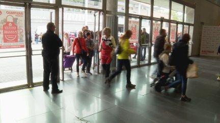 Fila de personas que esperaba la entrada al Rastrillo Ozanam. / Aragón TV