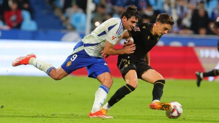 Azón pugna por un balón en el partido ante el Castellón