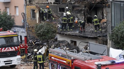 Los bomberos de Santander recuperan el cuerpo sin vida de una persona entre los escombros del edificio. / (EFE/ P