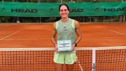 Carlota Martínez posa con el trofeo.