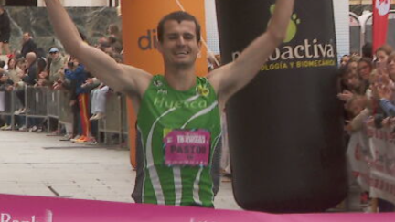 Luis Pastor al cruzar la línea de meta
