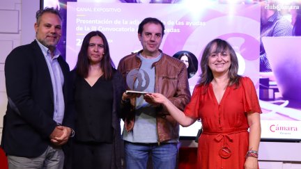 Rosa Barón, a la izquierda, responsable de la empresa adjudicataria, recibe el reconocimiento. / Fundación Isabel Martín