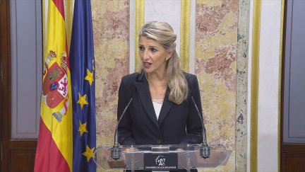 Yolanda Díaz en una rueda de prensa este lunes en el Congreso de los Diputados. / EFE