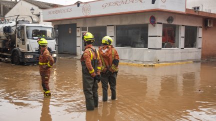 Agentes del equipo de Bomberos trabaja en las zonas afectadas por la DANA/ Jorge Gil./ Europa Press