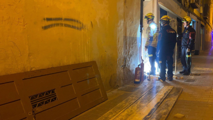 Los bomberos de Zaragoza trabajan desde última hora del martes en el número 42 de la calle Cerezo. / Aragón TV