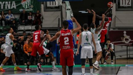 Bango tira a canasta en el partido ante Bursaspor