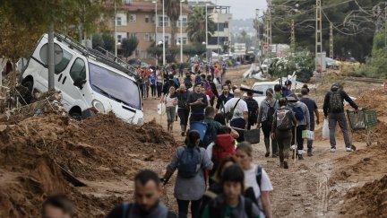 Vecinos de Paiporta, este viernes. | EFE