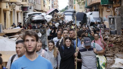 Vecinos y voluntarios en Alfafar (Valencia). | EFE