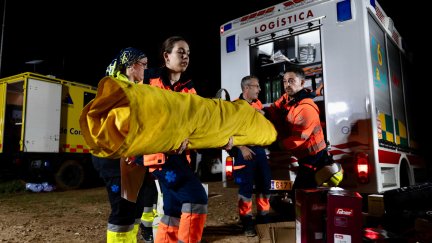 Aragón envía un primer convoy de ayuda de Protección Civil y bomberos a Catarroja. / Fabián Simón
