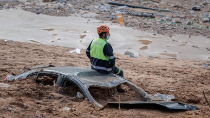 Continúan las labores de limpieza y desescombro en Paiporta. / EFE