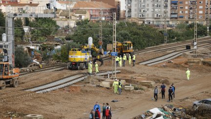 Continúan los trabajos de limpieza en Sedaví. / EFE