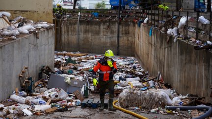 Efectivos de la UME y del cuerpo de Bomberos han realizado una tercera batida en el interior del aparcamiento del centro comercial de Bonaire. / Europa Press