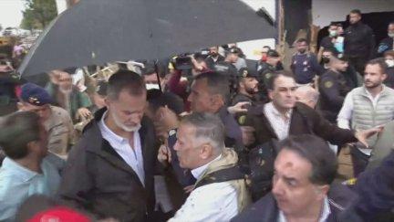 Los reyes, Pedro Sánchez y Carlos Mazón recibieron insultos y agresiones durante su visita a Paiporta este domingo. / Aragon TV