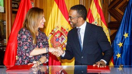 La alcaldesa de Zaragoza, Natalia Chueca, y el vicepresidente de Políticas Públicas de Google, Cris Turner, este martes. / Ayuntamiento de Zaragoza