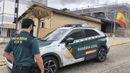 Así quedó el vehículo de la Guardia Civil tras la persecución al fugitivo. / Guardia Civil Huesca