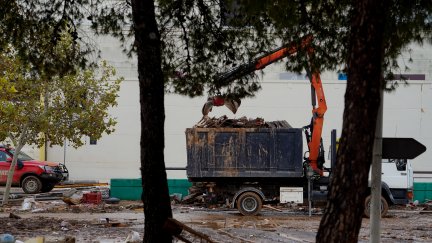 Una grúa retira restos de la DANA en las inmediaciones del centro comercial Bonaire. / Europa Press
