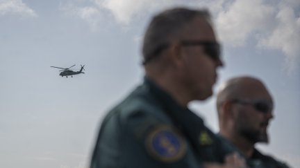Un helicóptero participa en la búsqueda de las personas desaparecidas tras la DANA. / Europa Press