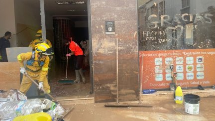 Un operario de INFOAR limpiando una de las calles de Catarroja. / Gobierno de Aragón