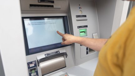 Una persona utiliza un cajero automático. / Europa Press