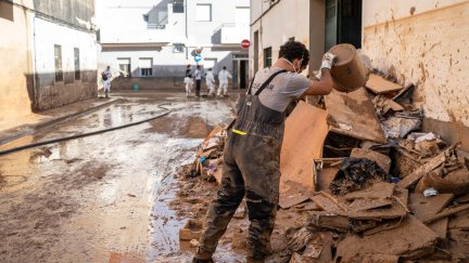 Un hombre realiza tareas de limpieza en una de las zonas afectadas por la DANA. / Europa Press