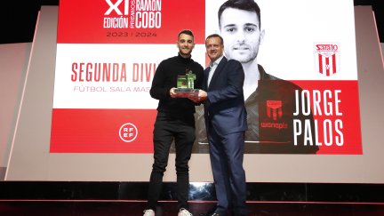 Jorge Palos, galardonado como mejor entrenador 23/24 en los Premios Ramón Cobo de la RFEF.