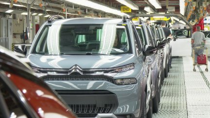 Línea de producción de vehículos. / Aragón TV
