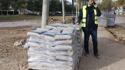 El alcade de Aldaia junto a varios palés de arena para proteger la localidad de la nueva DANA. / EFE