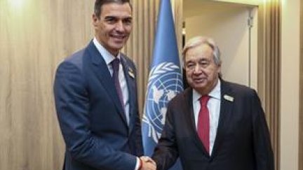 Pedro Sánchez junto Antonio Guterres en Bakú. / EFE