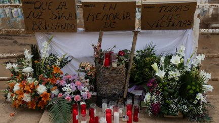 Un altar con flores y velas en memoria de las víctimas fallecidas por la DANA. / Europa Press