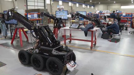 Ejemplos de robots fabricados en la empresa Escribano Mechanical & Engineering. / Aragón TV