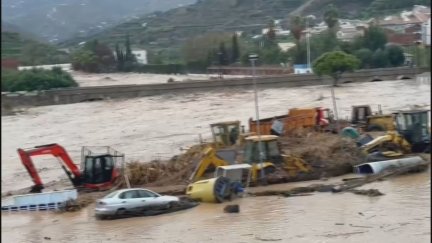El río Benarmagosa se ha desbordado a su paso por la localidad malagueña homónima. / Efe