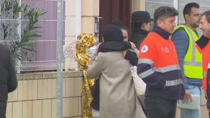 Las trabajadoras de la residencia y los vecinos han sido los primeros en comenzar la evacuación de los residentes. / Aragón TV