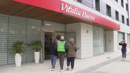 Los residentes desalojados de Villafranca de Ebro a su llegada a Vitalia Huesca. / Aragón TV