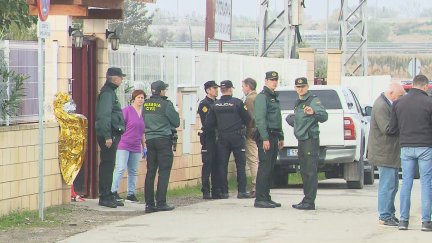 Agentes de criminalística de la Guardia Civil en la puerta de la residencia. / Aragón TV