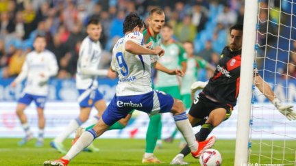 Azón anota el 2-0 ante el Granada.