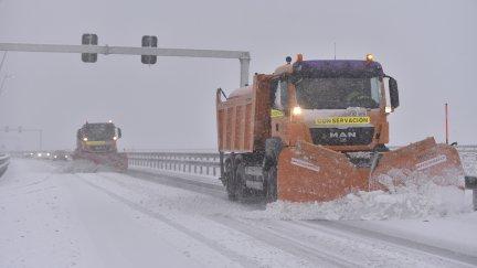 Varias quitanieves circulan por una carretera nevada en Huesca. / Europa Press